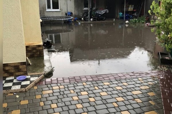 Град размером с яблоко: Одесскую область накрыли ливни