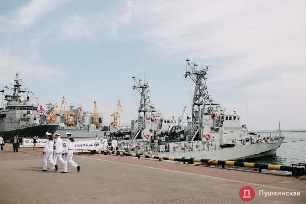 Полный порт «смертельной красоты», Зеленский и самолёты: как на Одесском морвокзале день ВМС отмечали