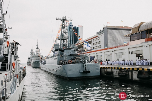 Полный порт «смертельной красоты», Зеленский и самолёты: как на Одесском морвокзале день ВМС отмечали