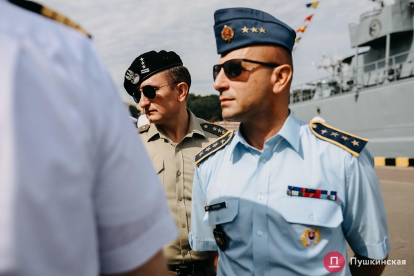 Полный порт «смертельной красоты», Зеленский и самолёты: как на Одесском морвокзале день ВМС отмечали