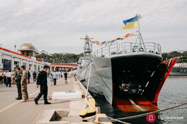 Полный порт «смертельной красоты», Зеленский и самолёты: как на Одесском морвокзале день ВМС отмечали