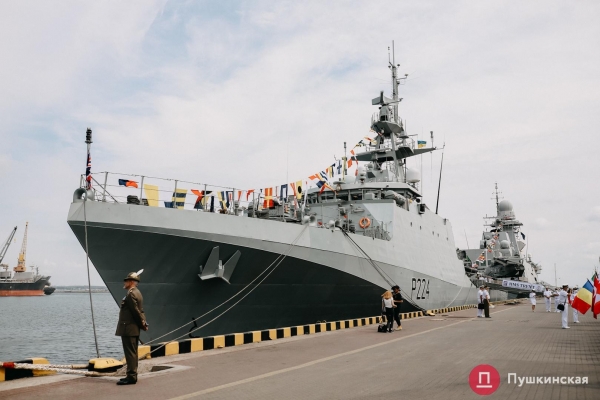 Полный порт «смертельной красоты», Зеленский и самолёты: как на Одесском морвокзале день ВМС отмечали