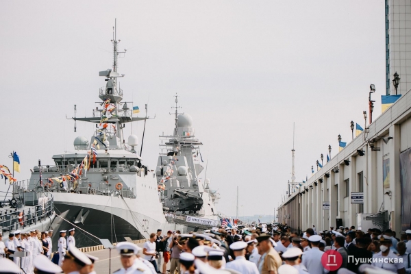 Полный порт «смертельной красоты», Зеленский и самолёты: как на Одесском морвокзале день ВМС отмечали