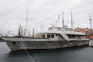 Пять лет под водой: в Одесском порту подняли со дна "катер Брежнева"