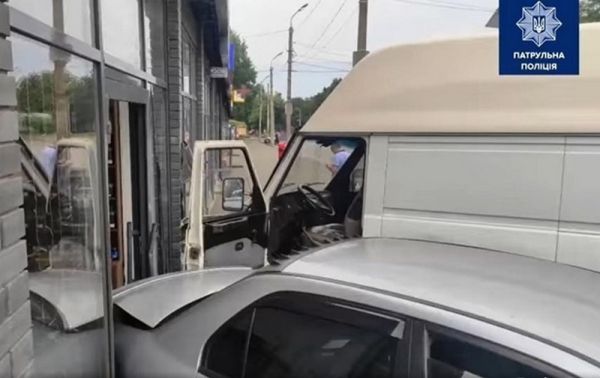 В Днепре у водителя микроавтобуса случился приступ эпилепсии: есть пострадавшие