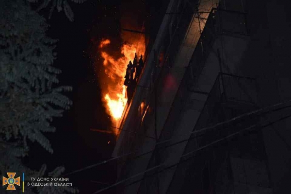 Рано утром в Одессе произошел пожар в многоэтажке. Фото