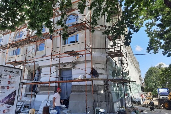 В Одессе заканчивают реставрацию Украинского театра: как он выглядит
