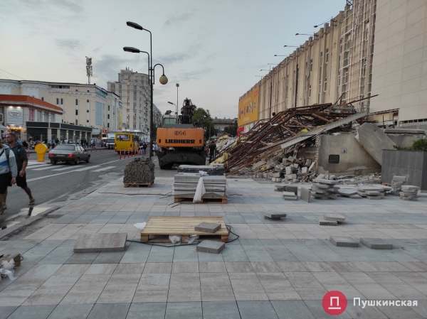 У «Привоза» снесли второй ряд МАФов возле ТЦ, на очереди — оставшиеся на тротуаре цветочники. Фото