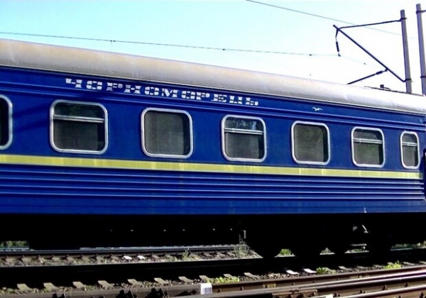 На Первой Заставе фура врезалась в поезд и отлетела на автомобили: дорога перекрыта (обновлено)