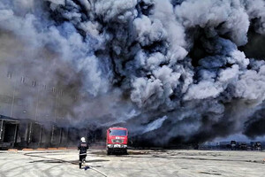 Под Одессой произошел масштабный пожар: горят склады (обновлено)