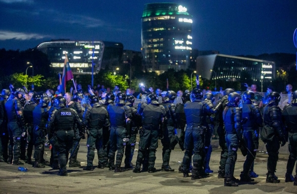 Взрывы петард и сломанные ноги: митинг против коронавирусных ограничений в Вильнюсе перерос в бунт