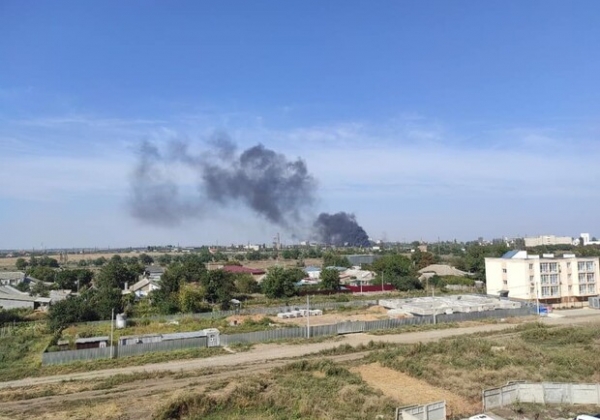Видно издалека: над заброшенным "Центролитом" навис черный столб дыма