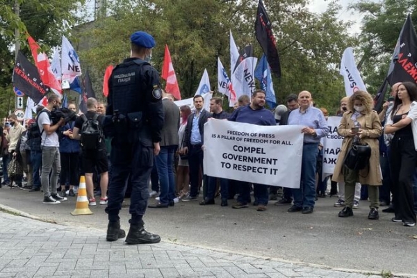 
Блокирование властью независимых СМИ подрывает верховенство права в Украине и неприемлемо для ЕС, – журналисты закрытых медиа обратились с открытым письмом к Фюле и Квасьневскому
