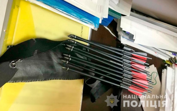 В полтавской школе девушка ранила из арбалета двух учителей