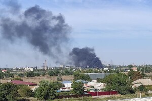 Видно издалека: над заброшенным "Центролитом" навис черный столб дыма