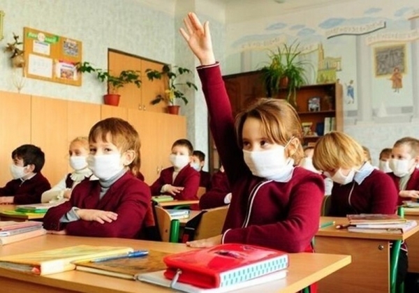 Стало известно, кто будет контролировать вакцинацию персонала в школах