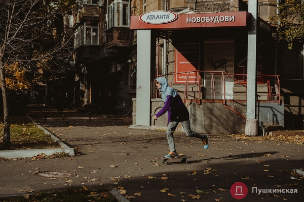 Золотое покрывало с красными оттенками: в Одессу пришла осень, которой хочется любоваться. Фоторепортаж