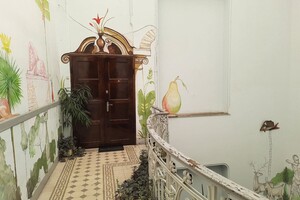С росписью и тайными знаками: как выглядит парадная дома в Одессе, где жила Кира Муратова