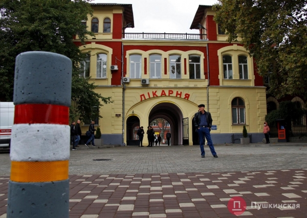 Возле одной из крупнейших больниц Одессы наконец-то сделают парковку, цена вопроса — 3 миллиона. Фото