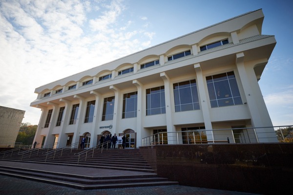«Велике будівництво» Зеленського завершило 36-річний довгобуд — Шевченківський центр у Каневі