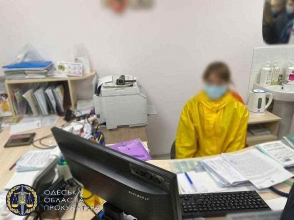 В Одессе медики с посредником продавали Covid-сертификаты за 2 тыс грн: их задержали. Видео