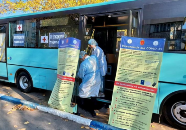 Прививка от Covid-19 прямо на остановке: как выглядит одесский вакцинобус