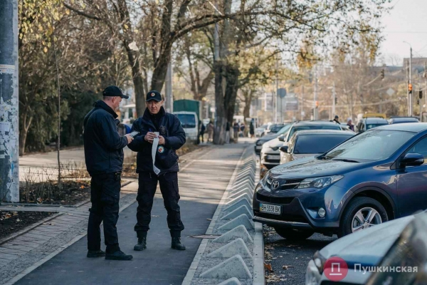 Бой «елочке»: на обновленной улице Черняховского уже штрафуют за неправильную парковку. Фото
