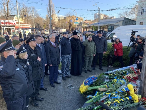 Представители мэрии и ОГА почтили память жертв голодоморов