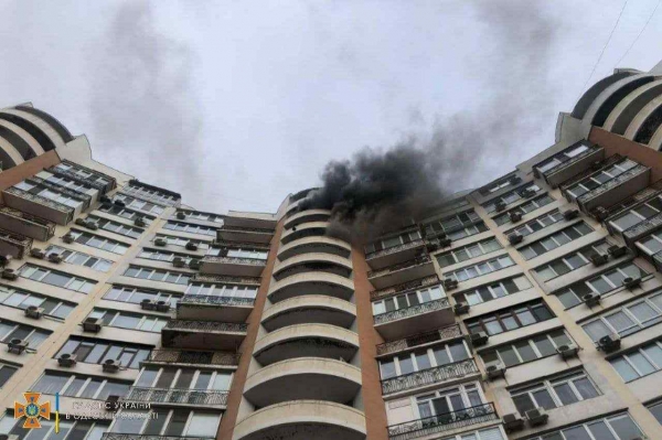 В многоэтажке на Фонтане произошел пожар: загорелась шахта лифта. Фото