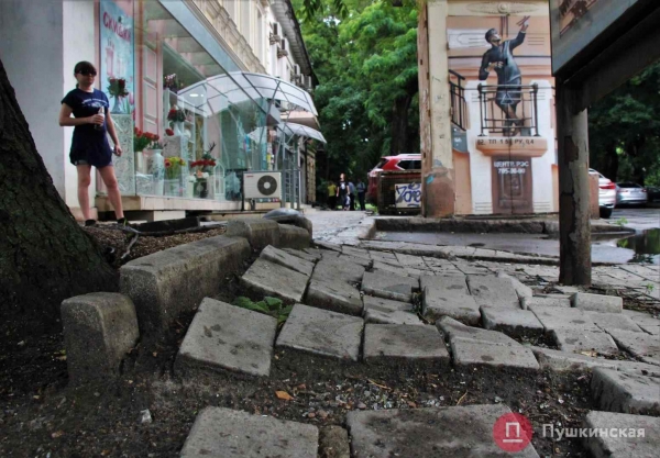 Сделают «по-багатому»: тротуар в центре Одессы отремонтируют гранитной плиткой и аутентичной брусчаткой