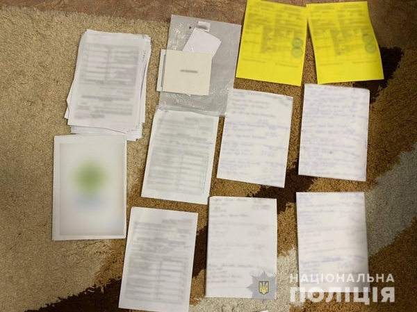 В Одессе медики с посредником продавали Covid-сертификаты за 2 тыс грн: их задержали. Видео