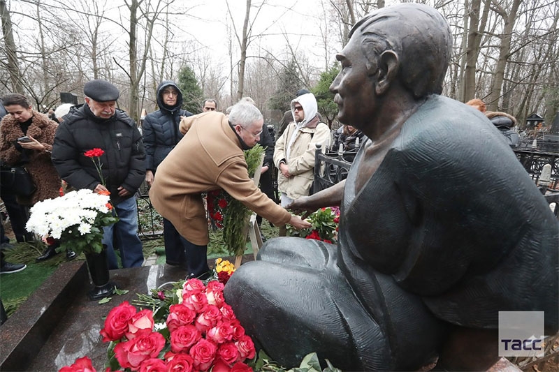 У річницю смерті Армена Джигарханяна на його могилі відкрили незвичайний пам'ятник: як він виглядає