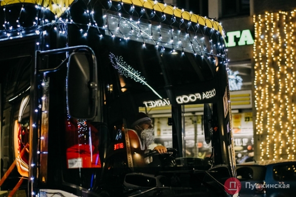 В Одессе прошел парад «одетых» по-новогоднему троллейбусов: как это было. Фото, видео