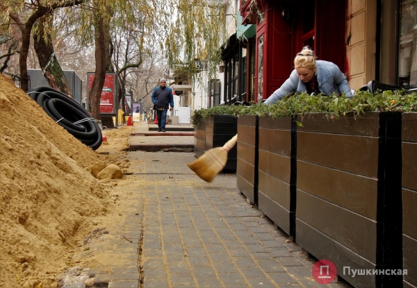 Большие «тротуарные» раскопки в центре Одессы: зачем они нужны и когда закончатся. Фото