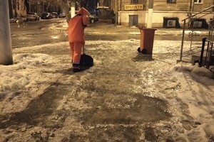 Непогода в Одессе: как в городе борются с гололедицей