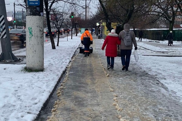 Непогода в Одессе: как в городе борются с гололедицей