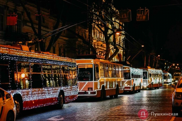В Одессе прошел парад «одетых» по-новогоднему троллейбусов: как это было. Фото, видео