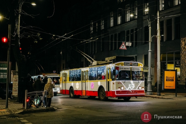 В Одессе прошел парад «одетых» по-новогоднему троллейбусов: как это было. Фото, видео