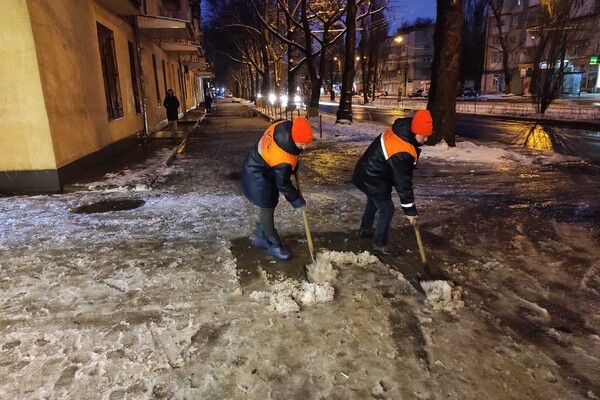Непогода в Одессе: как в городе борются с гололедицей