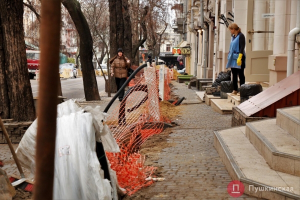 Большие «тротуарные» раскопки в центре Одессы: зачем они нужны и когда закончатся. Фото
