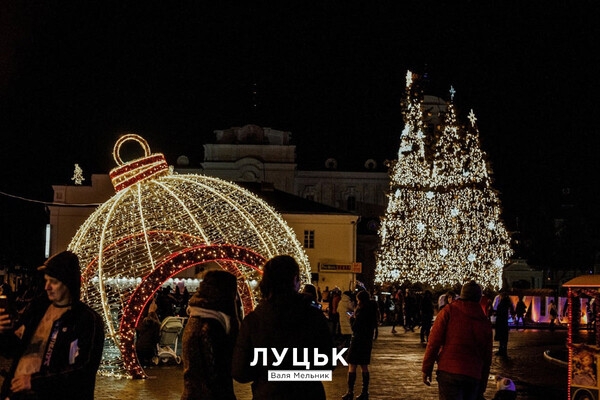Главную елку Одессы признали одной из самых красивых в Украине