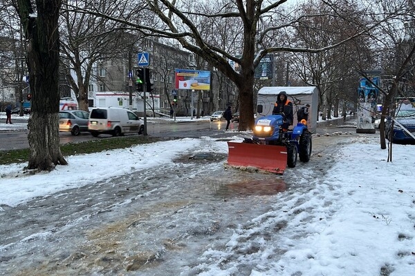 Непогода в Одессе: как в городе борются с гололедицей