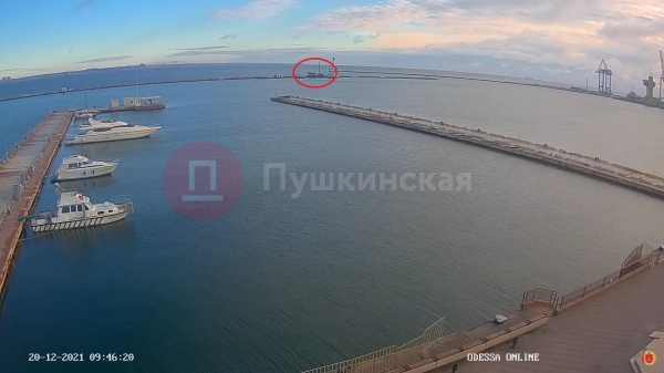 В Одессе женщина в розыске угнала яхту и попала на ней в ДТП. Фото