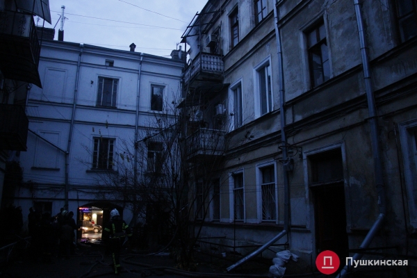В заваленной хламом квартире в центре Одессы произошел пожар: погиб одни человек. Фото