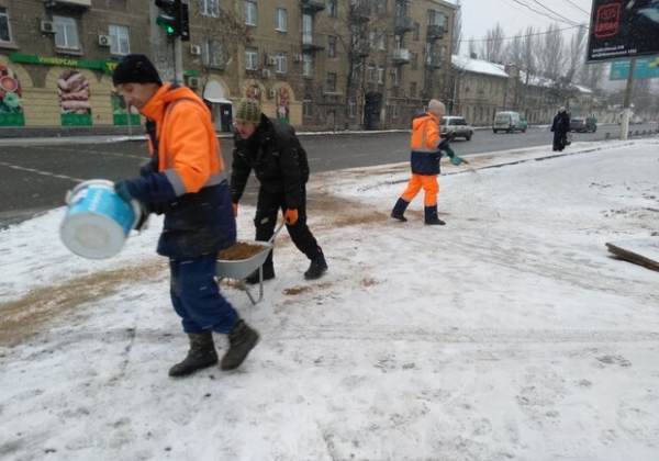 Непогода в Одессе: как в городе борются с гололедицей