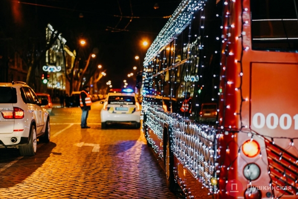В Одессе прошел парад «одетых» по-новогоднему троллейбусов: как это было. Фото, видео