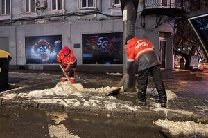 Непогода в Одессе: как в городе борются с гололедицей