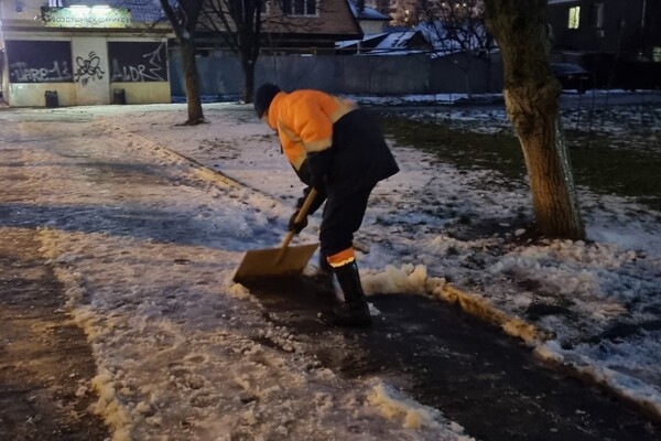 Непогода в Одессе: как в городе борются с гололедицей