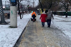 Непогода в Одессе: как в городе борются с гололедицей