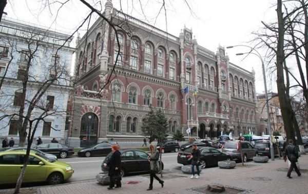НБУ резко сократил продажу валюты на межбанке
